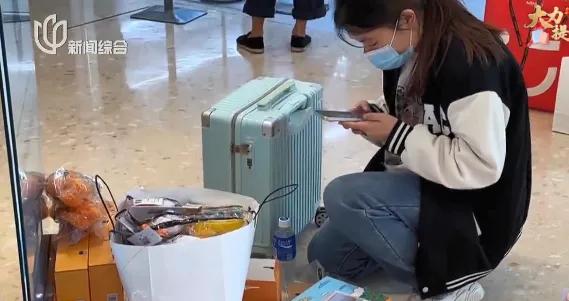 消费者：有个5人海报，还有明信片，这个是满赠抽的，花了2000多元。