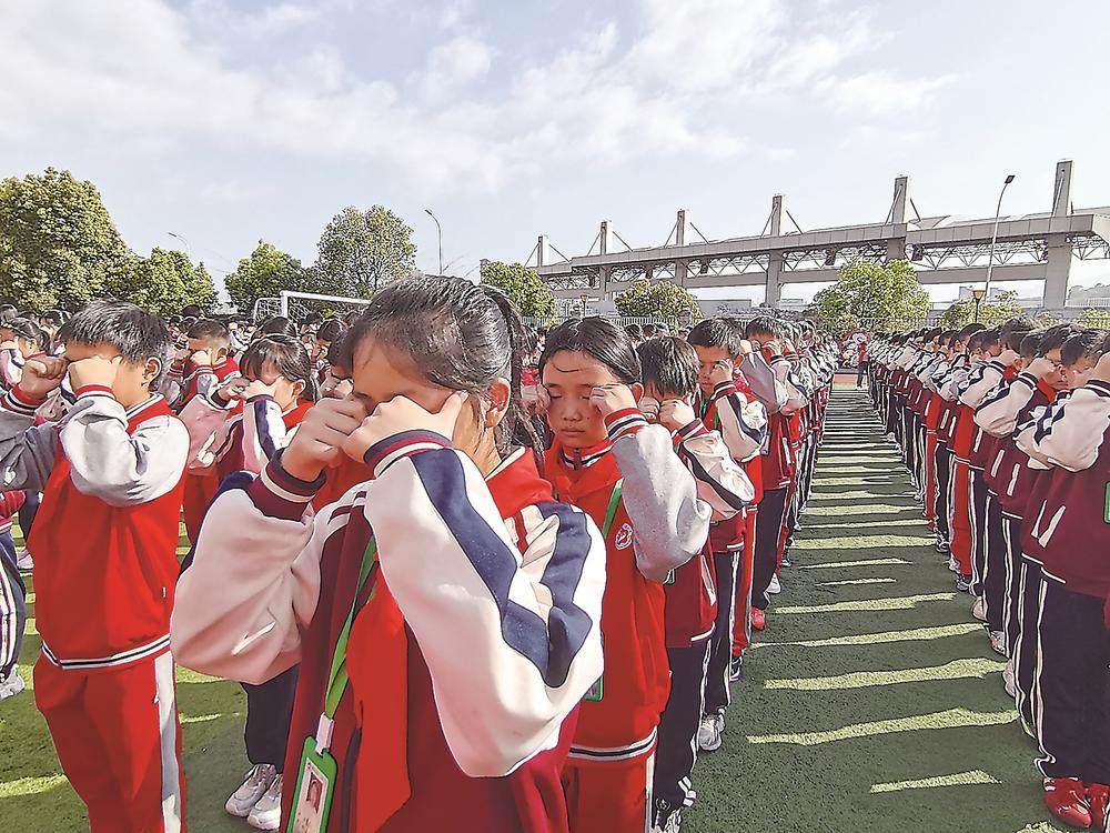 眼保健操比赛现场，学生们一丝不苟做操。（受访者供图）