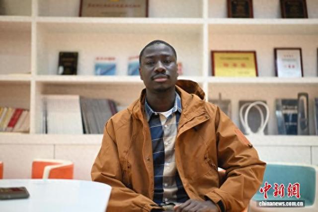 3月16日，伊玛在重庆接受中新社采访。张旭 摄