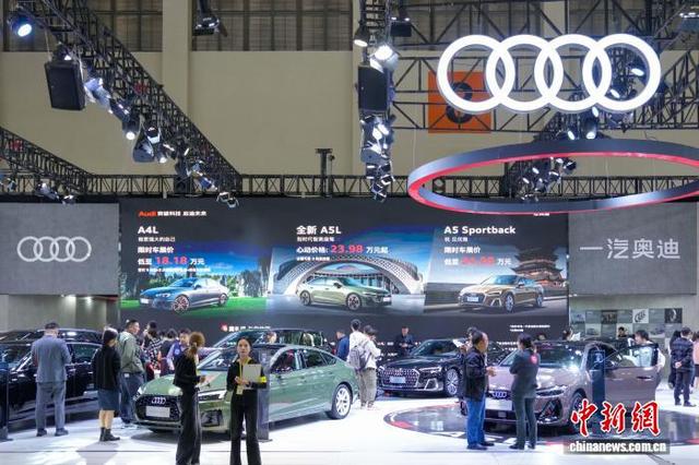 11月13日，2025昆明国际车展在昆明开幕，吸引市民前来观展。中新社记者 刘冉阳 摄