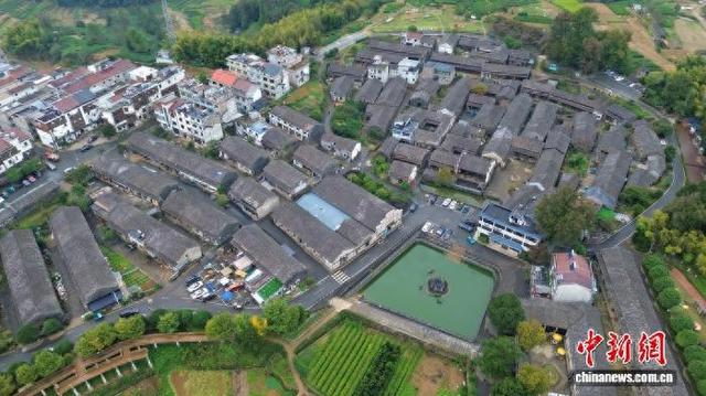 10月30日,浙江磐安乌石村一景(航拍图)。 林波 摄