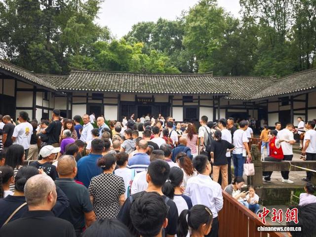 10月5日，国庆假期第五天，位于四川省广安市的邓小平故里游客如织。图为游客排队参观邓小平故居。中新社记者 张浪 摄