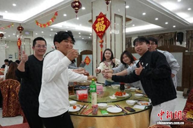2月15日，华侨大学举行中外师生2026迎新春晚宴。图为缅甸学生董素华(右四)与同学们共享“年夜饭”。林雅婷 摄