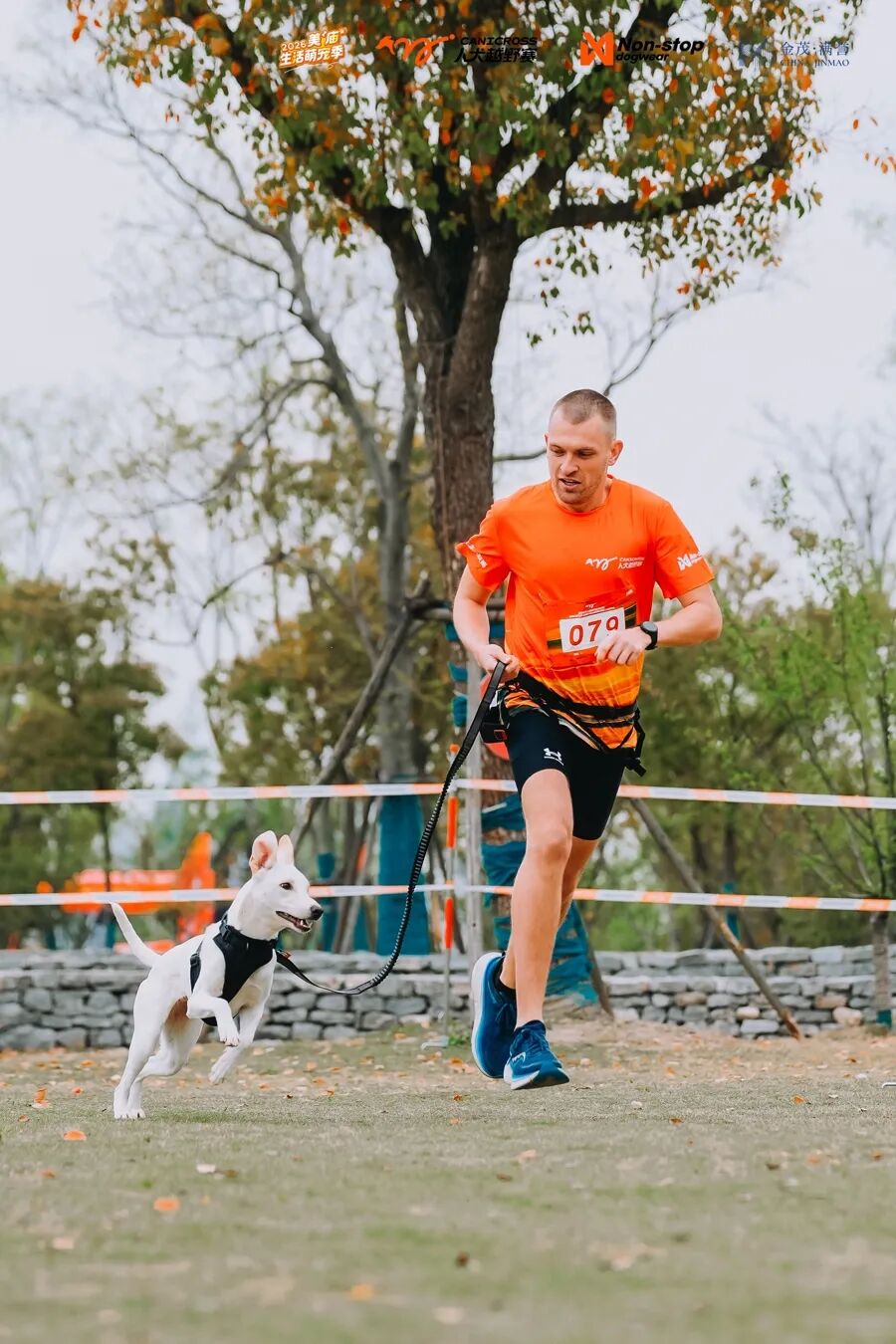 参赛选手奔跑中。主办方供图 