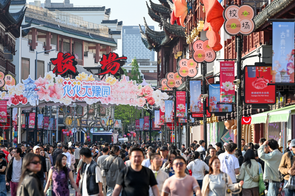 4月18日，上海豫园商城，校场摩肩擦踵。澎湃新闻记者 朱伟辉 图