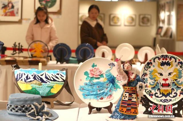 11月15日，青海西宁，市民参观堆绣展。 张忠苹 摄