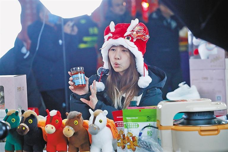 主播通过网络直播带货。本报记者 陈童 摄