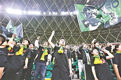 图为球迷在为贵州贵阳竞技加油。 贵阳日报融媒体记者 张晨 摄