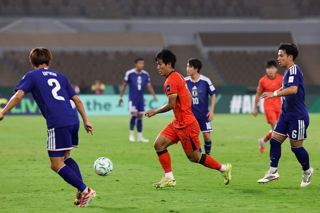 当地时间1月24日，2026年U23亚洲杯决赛中，向余望在日本队队员的包围中带球突破。视觉中国供图