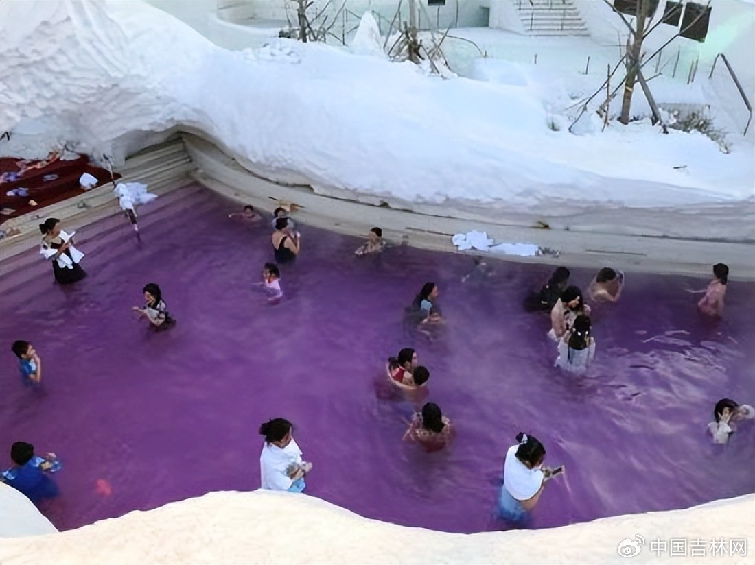沈阳一家温泉度假酒店，游客体验冰雪温泉 新华社