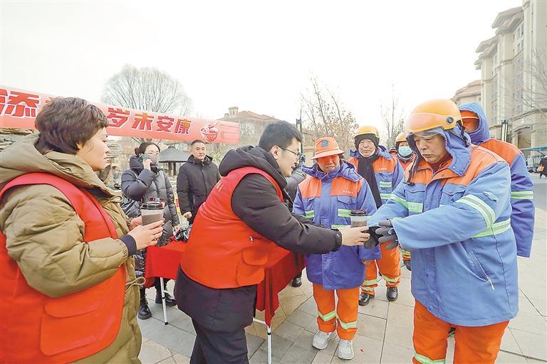 志愿者为辖区环卫工人送上暖心粥品。记者 陈童 摄