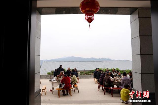 2月17日，农历正月初一，在四川省达州市达川区景市镇，村民摆上川东坝坝席招待前来拜年的亲友。中新社记者 张浪 摄