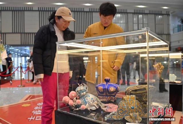 11月22日，吉林长春，观众在吉林省图书馆参观“吉戏芳华——吉林省艺术档案展”。中新社记者 张瑶 摄