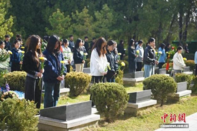 4月3日，甘肃省兰州市烈士陵园内，来自西北师范大学的“00后”学子线下祭奠英烈。李亚龙 摄