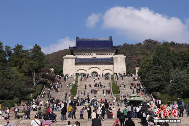 11月12日，民众走进南京中山陵参观。当日是孙中山先生诞辰159周年纪念日。中新社记者 泱波 摄