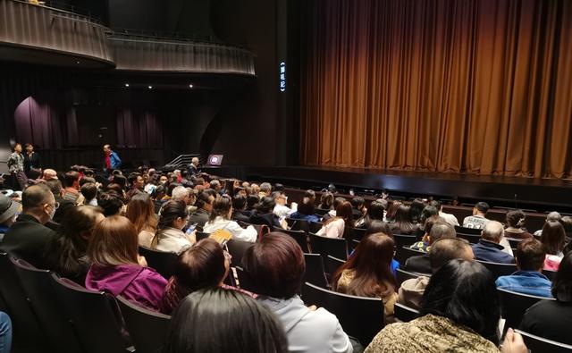 演出还未开始，剧场已经坐得满满当当。竺暨元 摄