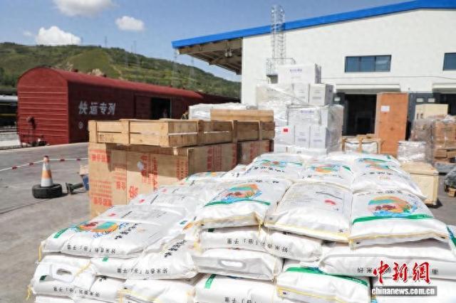 6月3日，在青海省西宁市青藏铁路物流中心双寨铁路货场内，发往西藏的货物等待装车。 马铭言 摄