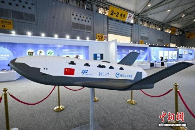 亮相2026年“中国航天日”科普展现场的“昊龙”货运航天飞机模型。记者 刘忠俊 摄