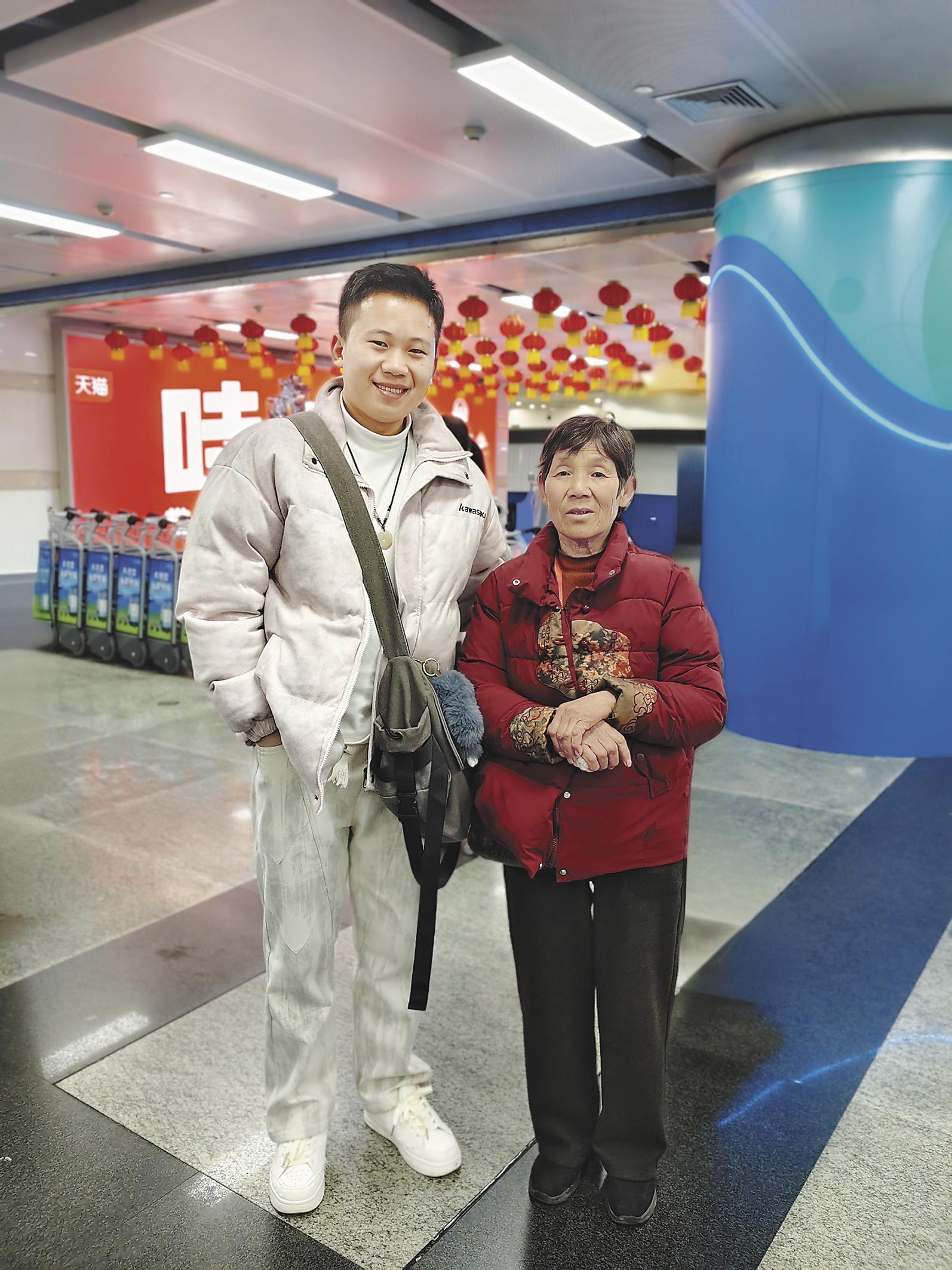 抵达大连周水子机场后，雷昱明（左）与老人合影。受访者供图