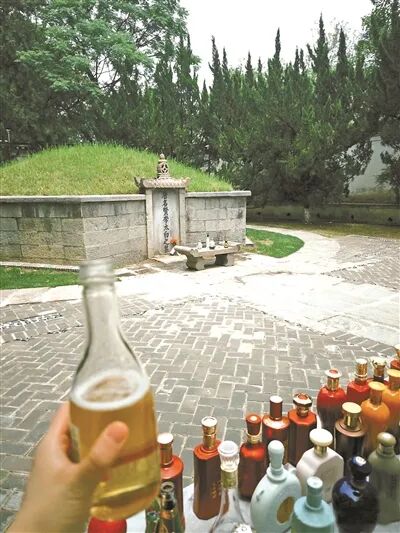 △李白墓前00后送的各类酒　图源：北京青年报