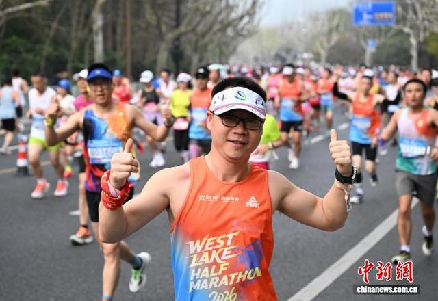 3月22日，参赛者奔跑在西湖南山路上。中新社记者 王刚 摄