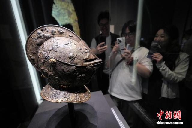 图为观众拍摄展出的“仪仗头盔”。中新社记者 安源 摄