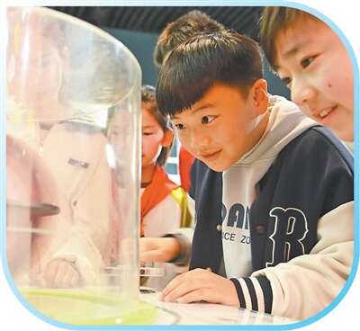 中国流动科技馆安徽省阜阳市临泉站里，孩子们参观体验，度过春假。张洪金摄