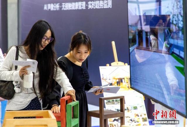 图为游客在河北国际工业设计创新成果展览会参观。中新社记者 韩冰 摄