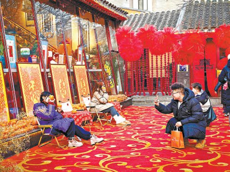 　　打卡留影　　游客们在宣南书店喜庆的布置下打卡拍照。郭景 摄