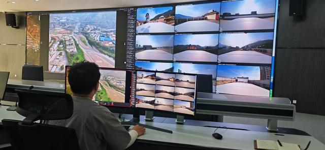 在红河园投科技服务有限责任公司控制室，工作人员正在远程操控无人机。新华社记者浦超 摄