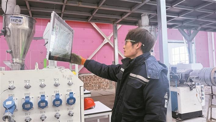 3月10日,位于九师白杨市的新疆青龙新型管材有限公司智能化车间内,工作人员在调试设备。 兵团日报常驻记者 苟汇敏 摄