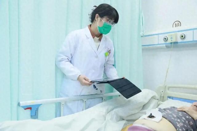 2月2日，全国人大代表、安徽中医药大学第二附属医院急诊科副主任徐晓婵正在查房。安徽中医药大学第二附属医院供图