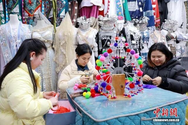 图为侗族妇女在制作头饰。龚普康 摄