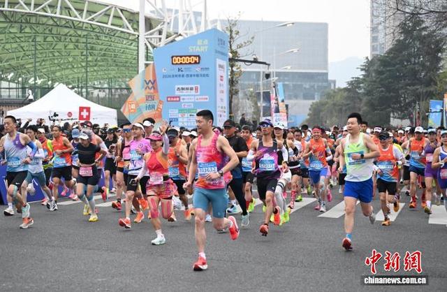 3月22日，选手们冲出起跑线。中新社记者 王刚 摄