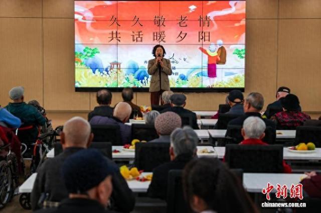 10月28日,青海西宁,生活在青海省养老服务中心的老人与幼儿园小朋友共度重阳节。图为活动现场。中新社记者 薛蒂 摄
