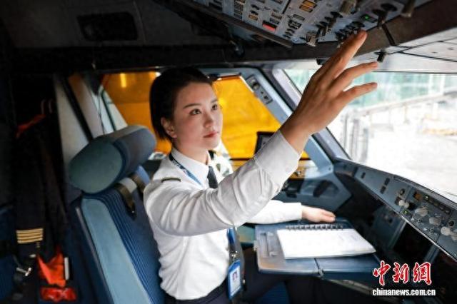 图为3月6日，重庆江北国际机场，杜倩在驾驶舱做起飞前的准备工作。 黄勇 摄