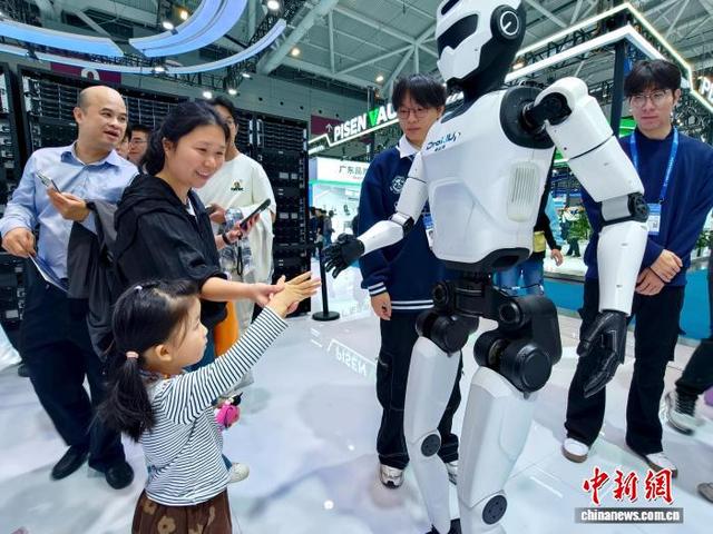 观众和机器人互动。 罗云鹏 摄