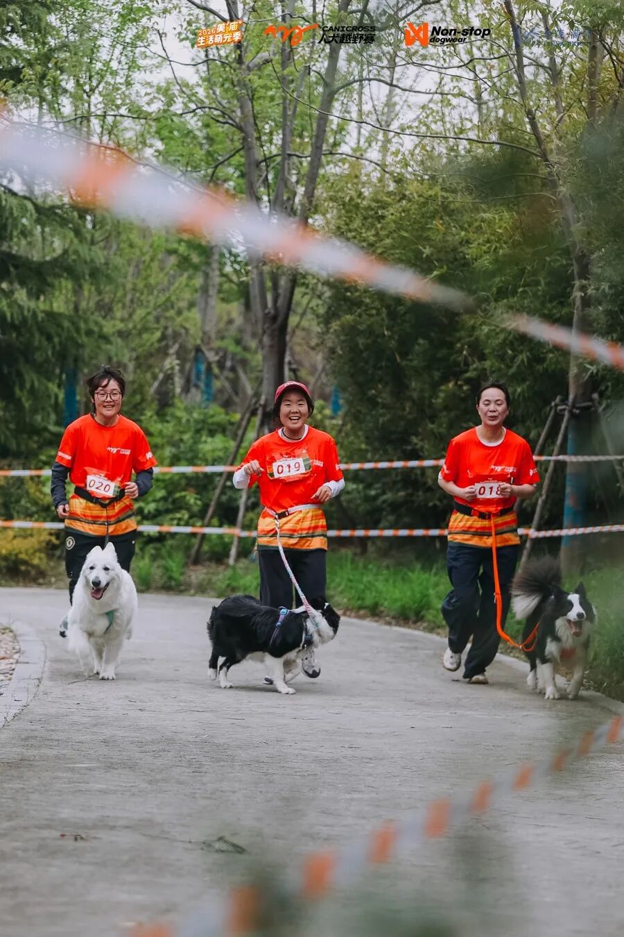 笑着参赛的人与狗。 主办方供图