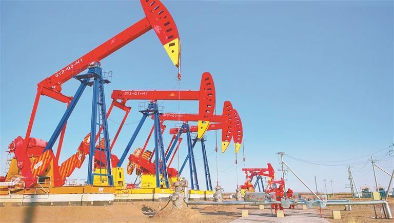 采油厂员工现场巡检。图片由受访单位提供