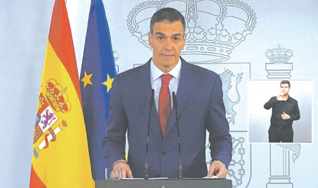 4日，西班牙首相桑切斯就美以打击伊朗发表讲话，表达了反对战争的政府立场，并呼吁各方停止冲突。（图为桑切斯讲话视频截图）