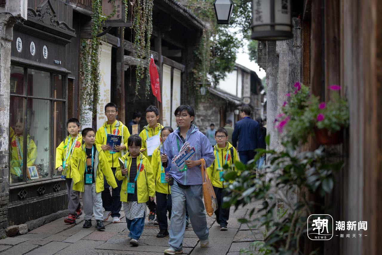 小学生们在西栅景区体验乌镇峰会期间的水乡乌镇。记者 倪雁强 摄