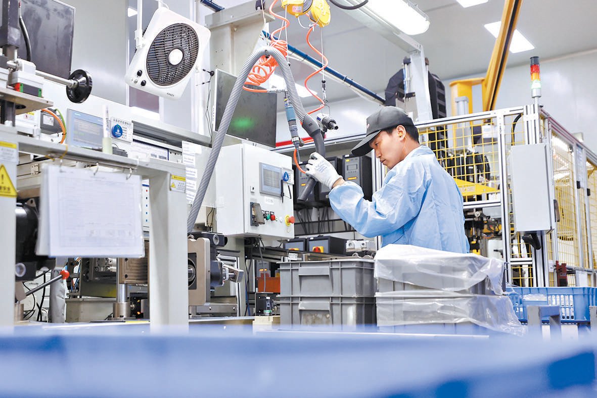 在位于廊坊市安次区的一家汽车配件企业内，工人正在生产车用空压机。贾珺摄