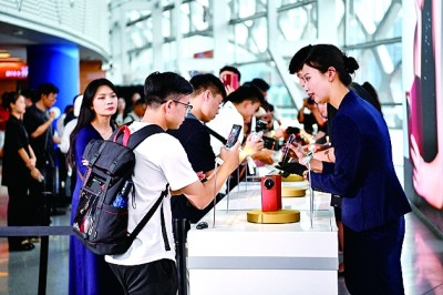 观众体验新手机。新华社记者 梁旭摄