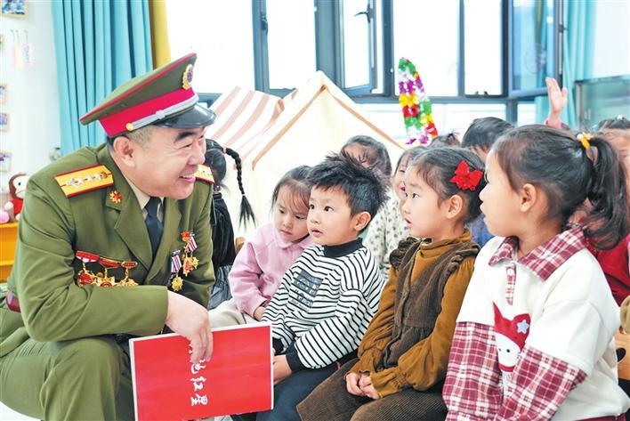 12月25日，贾进杰（左一）为二师二十九团博古其镇第二幼儿园幼儿讲红色故事。 冯洋洋 摄