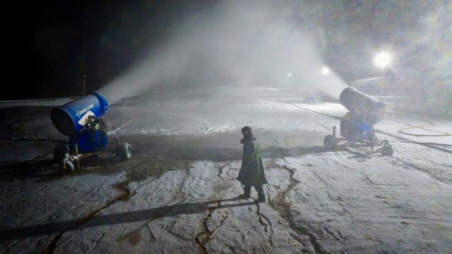 11月22日，工作人员在宁夏银川市阅海滑雪场进行造雪作业（无人机照片）。新华社记者 杨植森 摄