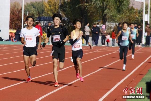 图为选手向终点发起冲刺。陈宗淇 摄