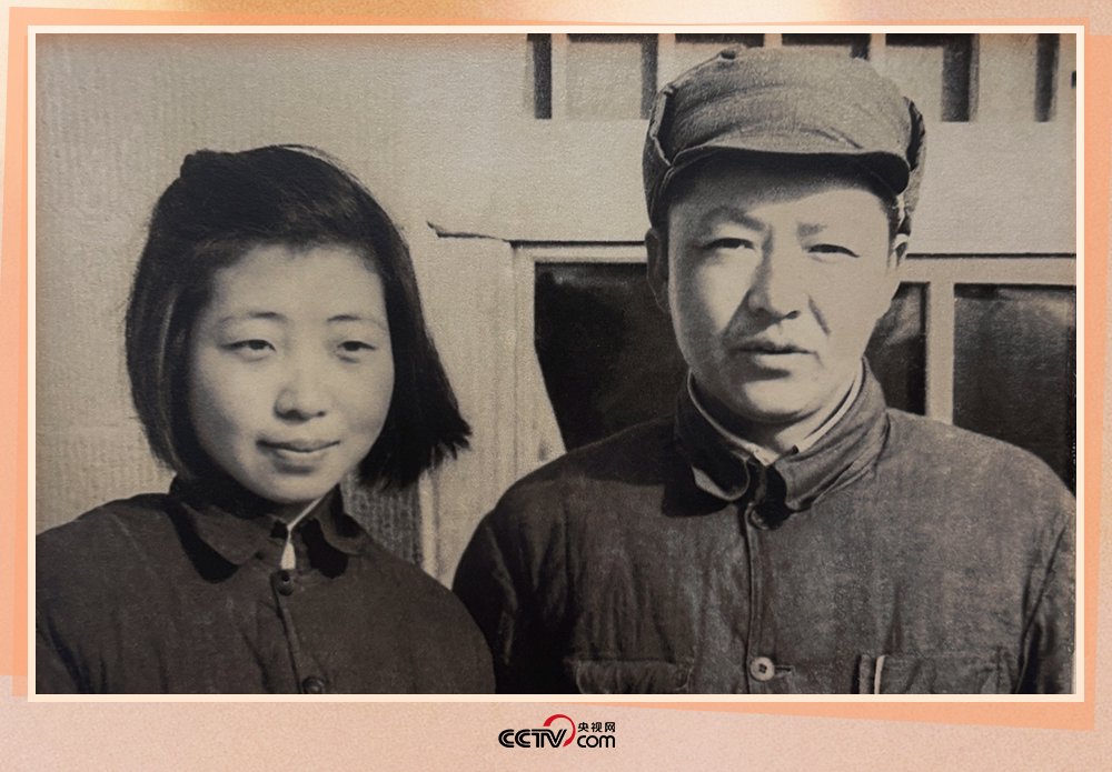 1947年初，习仲勋与齐心在延安合影。（照片来源：《习仲勋画册》）