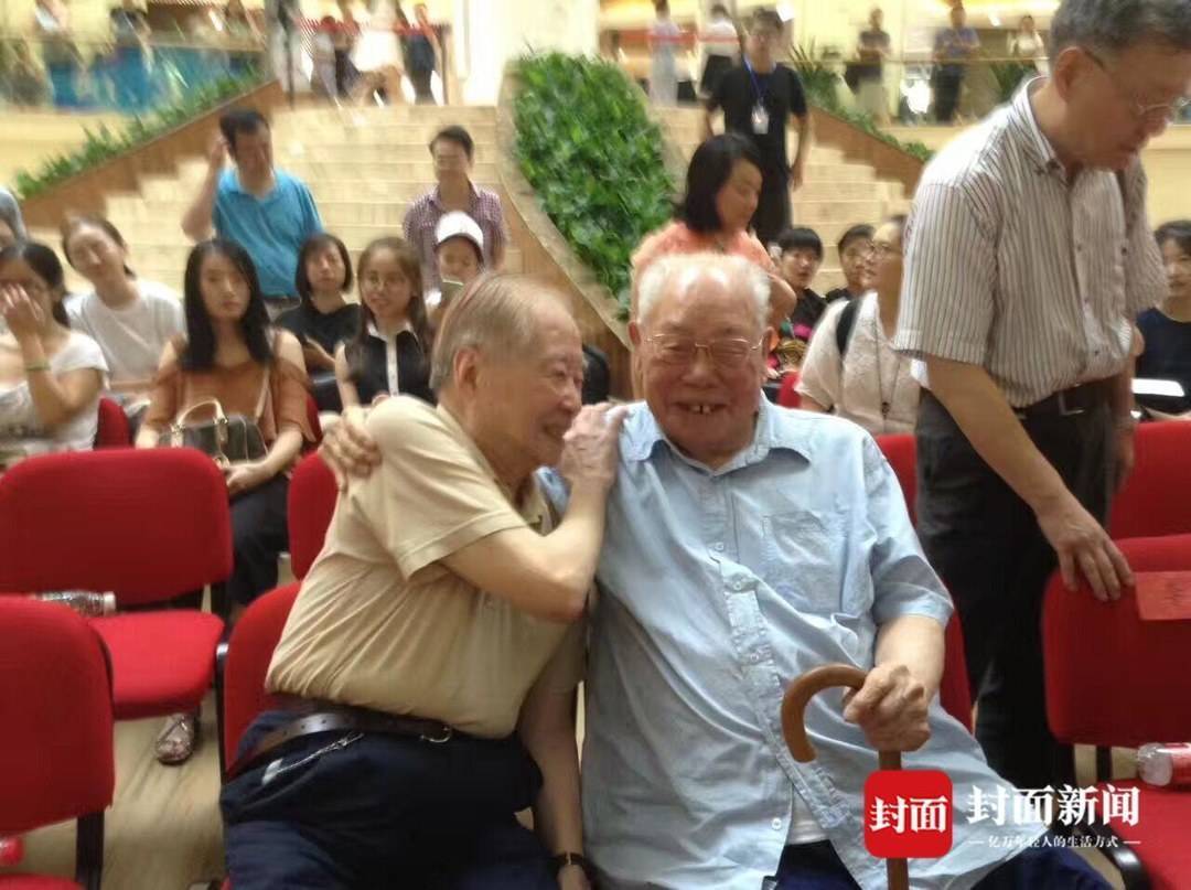 2017年8月4日王火（左）与马老（右）（摄影：封面新闻记者张杰）