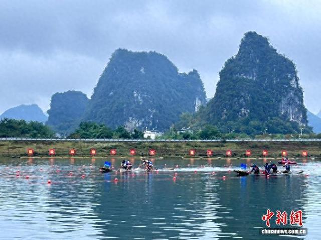 图为2025“桂野仙踪”广西户外运动体育消费嘉年华系列活动之一的阳朔首届遇龙河竹筏竞速挑战赛现场。莫家秀 摄