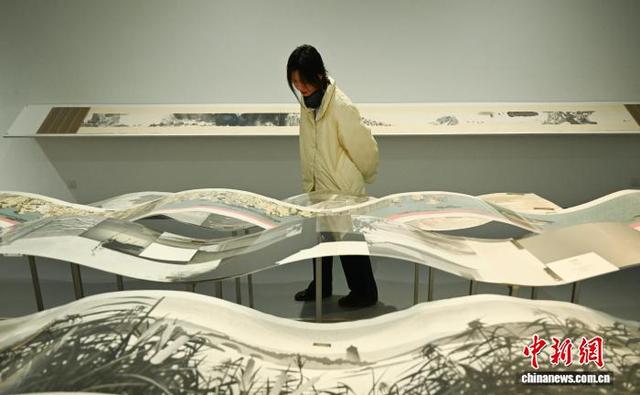 11月12日，参观者驻足观看展出的版画作品。中新社记者 王刚 摄